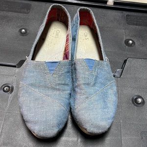 Women’s Tom’s light, blue Jean shoes, size 7